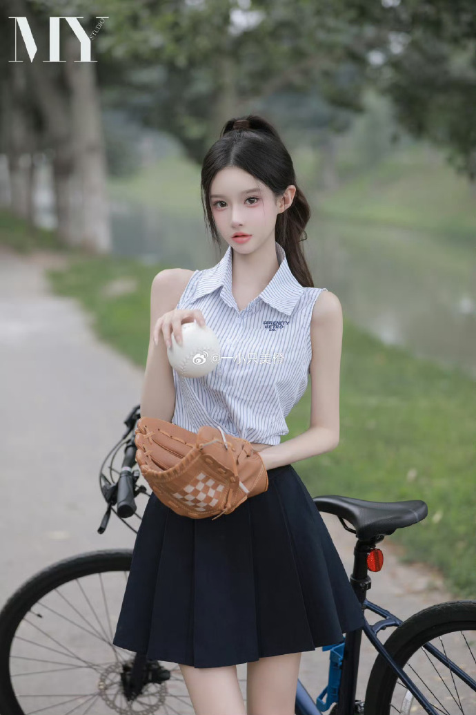 汪明荃缅怀谢贤：传奇人生，欢笑与泪水交织